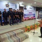 Ketua PWI Sulteng, Tri Putra Toana melantik pengurus PWI Kabupaten Poso dan Pengurus SMSI Poso. (Foto Fery)