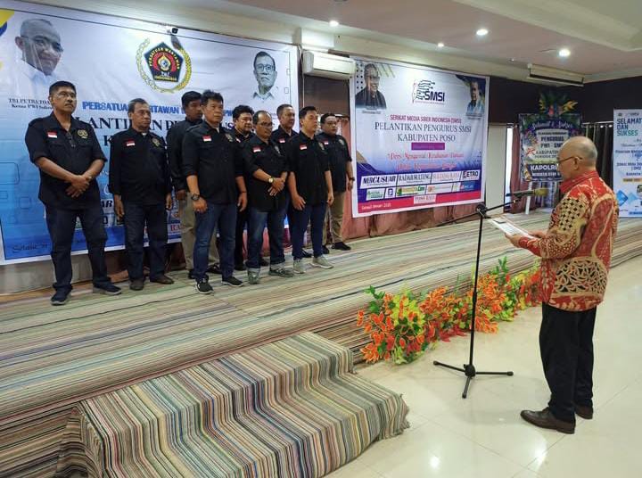 Ketua PWI Sulteng, Tri Putra Toana melantik pengurus PWI Kabupaten Poso dan Pengurus SMSI Poso. (Foto Fery)