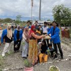 Ketua Pelaksana kegiatan Baksos Untad Angkatan 2024, Mohamad Adam Laemana bersama anggota saat menyerahkan bantuan sembako kepada Ketua Yayasan Pembina Umat Darrut Taqwa Emastin Anwar Pakaya. (Tipikor.id)