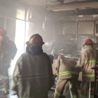 Regu Pemadam Kebakaran Kota Palu saat memadamkan api pada mesin pembuat kopi (Humas Damkar Kota Palu).