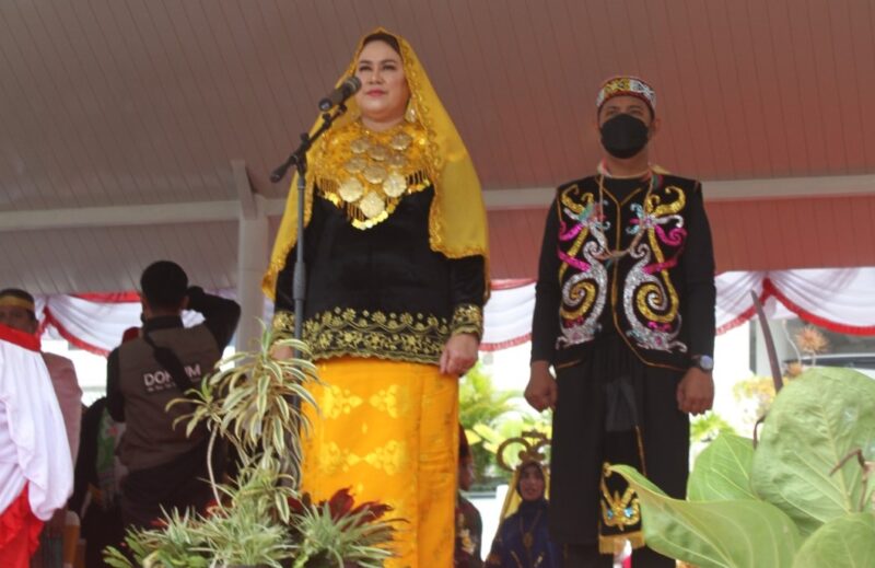 Bupati Donggala, Vera Elena Laruni, SE mengenakan busana Adat Kaili di HUT RI ke-80. (Dok: Nurkholish)